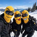 Balaklavor med smileytryck i skidbacken