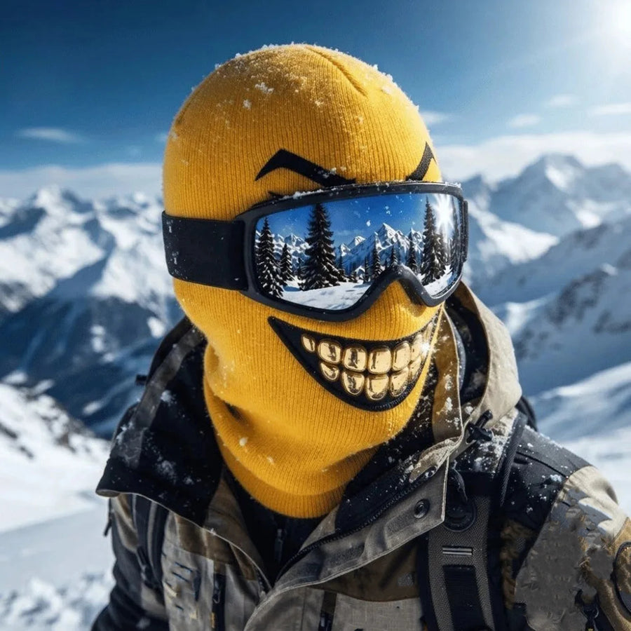 Skidmask med guldtänder i backen