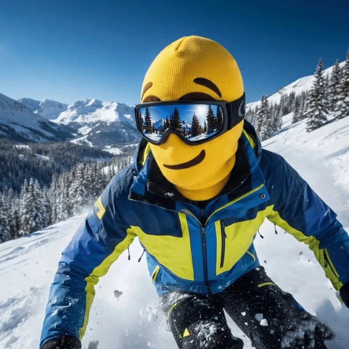 Gul skidmask med flin på skidåkare