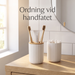 Ordning vid handfatet med vitt badrumsset